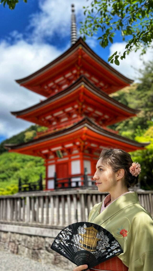 👘 Spacer po dzielnicy Gejsz 👘 

Przebierając się w kimono, zyskujesz możliwość przeniesienia się w inne czasy. Pagody, drewniane domy i historyczne świątynie tworzą scenerię, która idealnie komponuje się z tradycyjnym japońskim strojem 🏯

Spacerując po malowniczych uliczkach Kioto masz szansę wejść do żywego obrazu z historii Japonii! 🇯🇵

#kioto #japonia #wyprawy #wyprawa #solisci #soliści #soliściadventureclub #dreamsintomemories
