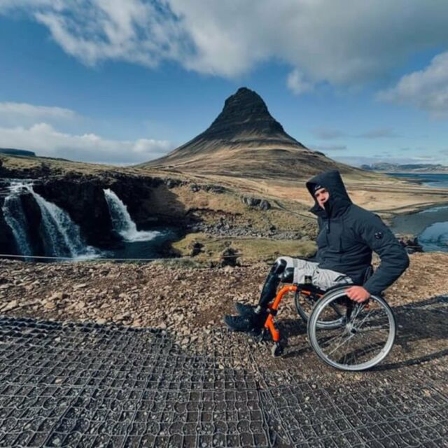 “Niepełnosprawność to nie koniec świata. To może być początek czegoś nowego, wyjątkowego.”

W myśl swoich słów @blazejcymerman , który w młodym wieku uległ wypadkowi zmieniającego jego życie na zawsze, nie dał się ograniczeniom i wyruszył z nami na Islandię Classic. 

Błażej wykazał się ogromną dawką inspiracji i determinacji w odkrywaniu urokliwych miejsc wyspy. Jesteśmy pod ogromnym wrażeniem zwłaszcza, że nie zawsze było łatwo. 💪

Błażej zmagał się z wieloma wyzwaniami, takimi jak zmienne warunki pogodowe czy wymagające szlaki i nierówne tereny. Każdy trudny moment pokonywał z uśmiechem i niesamowitą siłą ducha. Mieliśmy okazję zobaczyć malownicze krajobrazy Golden Circle, podziwiać wspaniałe wodospady jak Gullfoss czy Glymour, sprawdzić dzikie gorące źródła i wypatrywać wielorybów na Czarnej Plaży. Każdy krok Błażeja przypominał nam, że ograniczenia są tylko w naszych głowach. 🤯

Mimo wyzwań, Błażej pokazał, że siła ducha i pozytywne nastawienie mogą przenosić góry. Jego uśmiech i energia motywowały nas do pokonywania własnych trudności. 👣

Dziękujemy Ci, Błażej, za pokazanie, że prawdziwa przygoda zaczyna się tam, gdzie kończy się strefa komfortu. Jesteś dla nas przykładem, że każdy dzień może być pełen niesamowitych przeżyć, jeśli tylko zdecydujemy się stawić im czoła.

#Islandia #Przygoda #Determinacja #Odwaga #Podróże #Marzenia #Inspiracja #wyprawy #soliści #solisci #soliściadvnetureclub #dreamsintomemories #pozautartymszlakiem